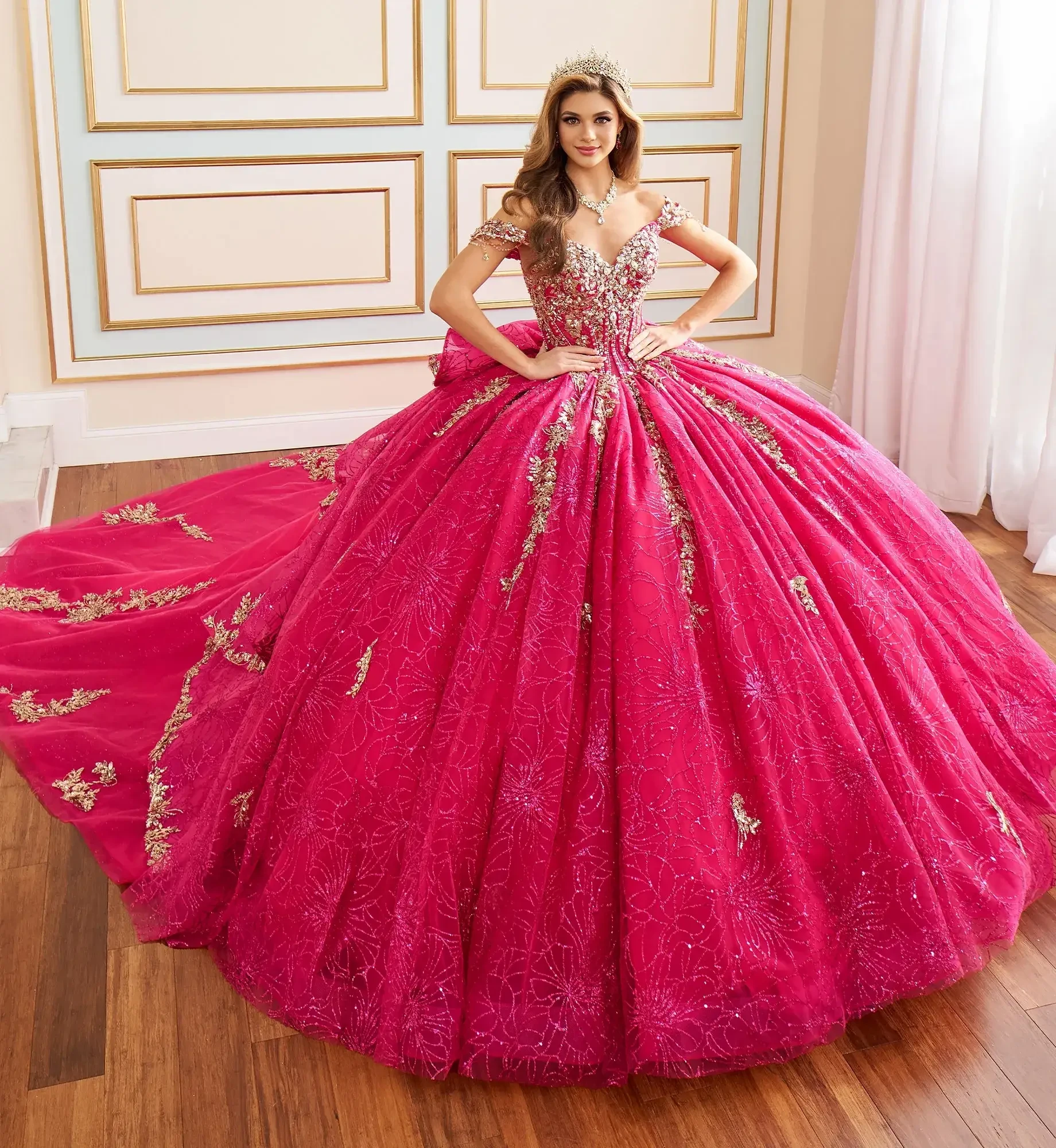 La modelo lleva un vestido de quinceañera magenta con dorado