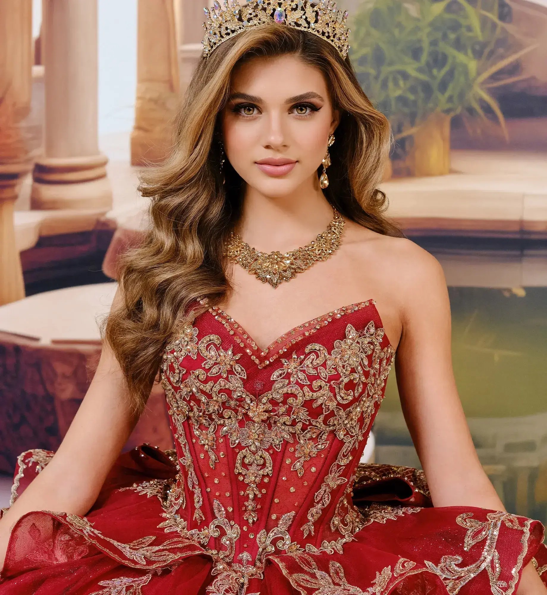 La modelo lleva un vestido de quinceañera rojo real con escote caído sobre los hombros