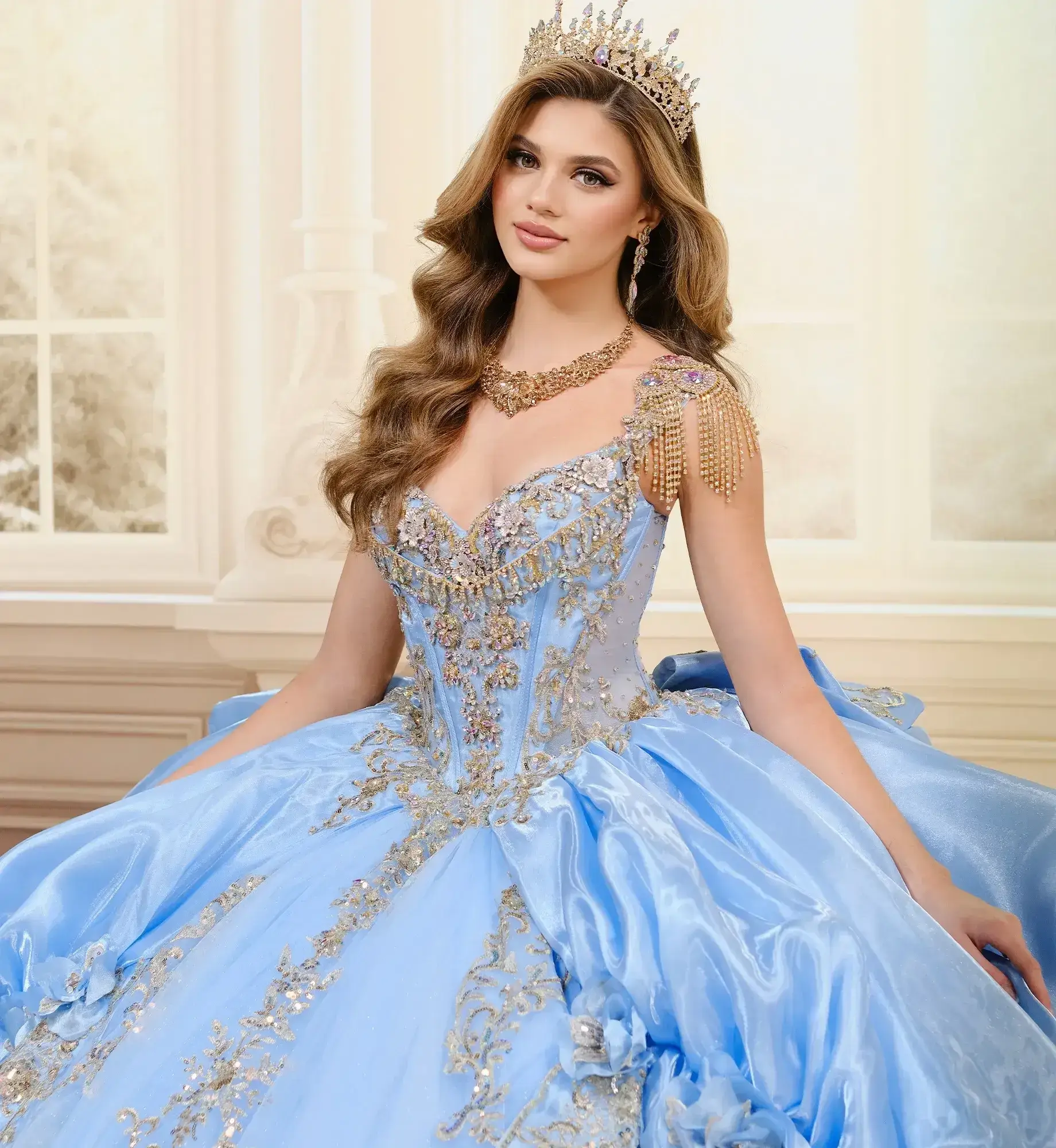 La modelo lleva un vestido de quincea&ntilde;era azul claro y dorado.