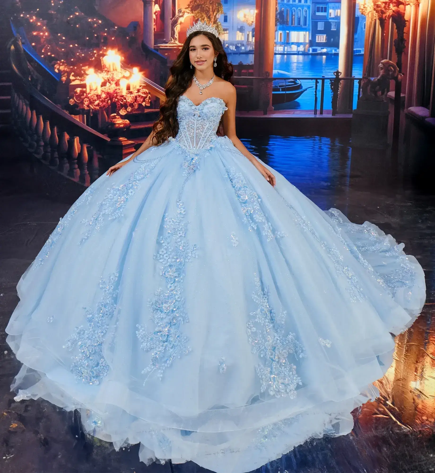 La modelo lleva un vestido de quincea&ntilde;era azul claro sin tirantes.