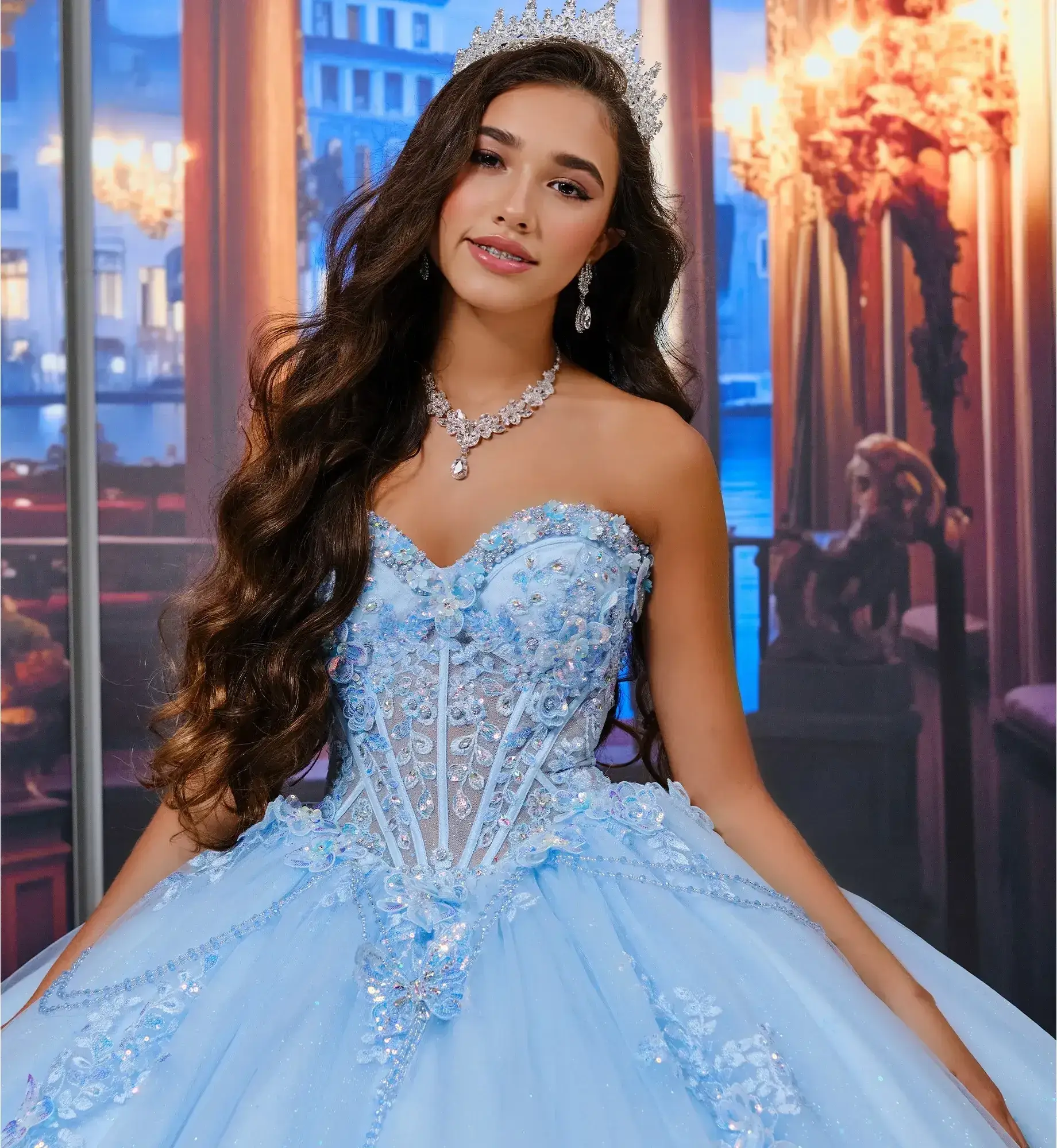 La modelo lleva un vestido de quincea&ntilde;era azul claro sin tirantes.