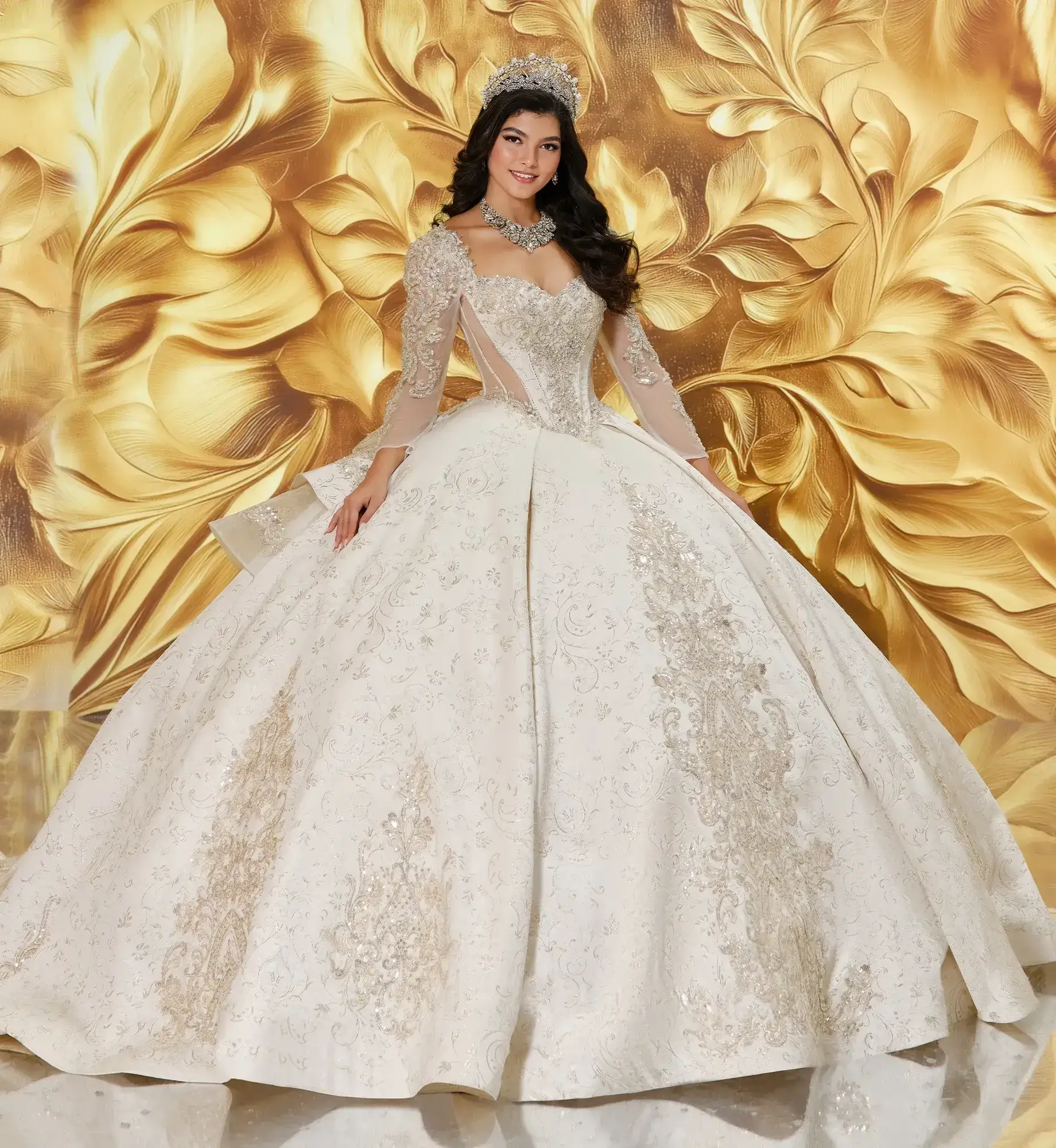 La modelo luce un vestido de quinceañera dorado claro de manga larga.