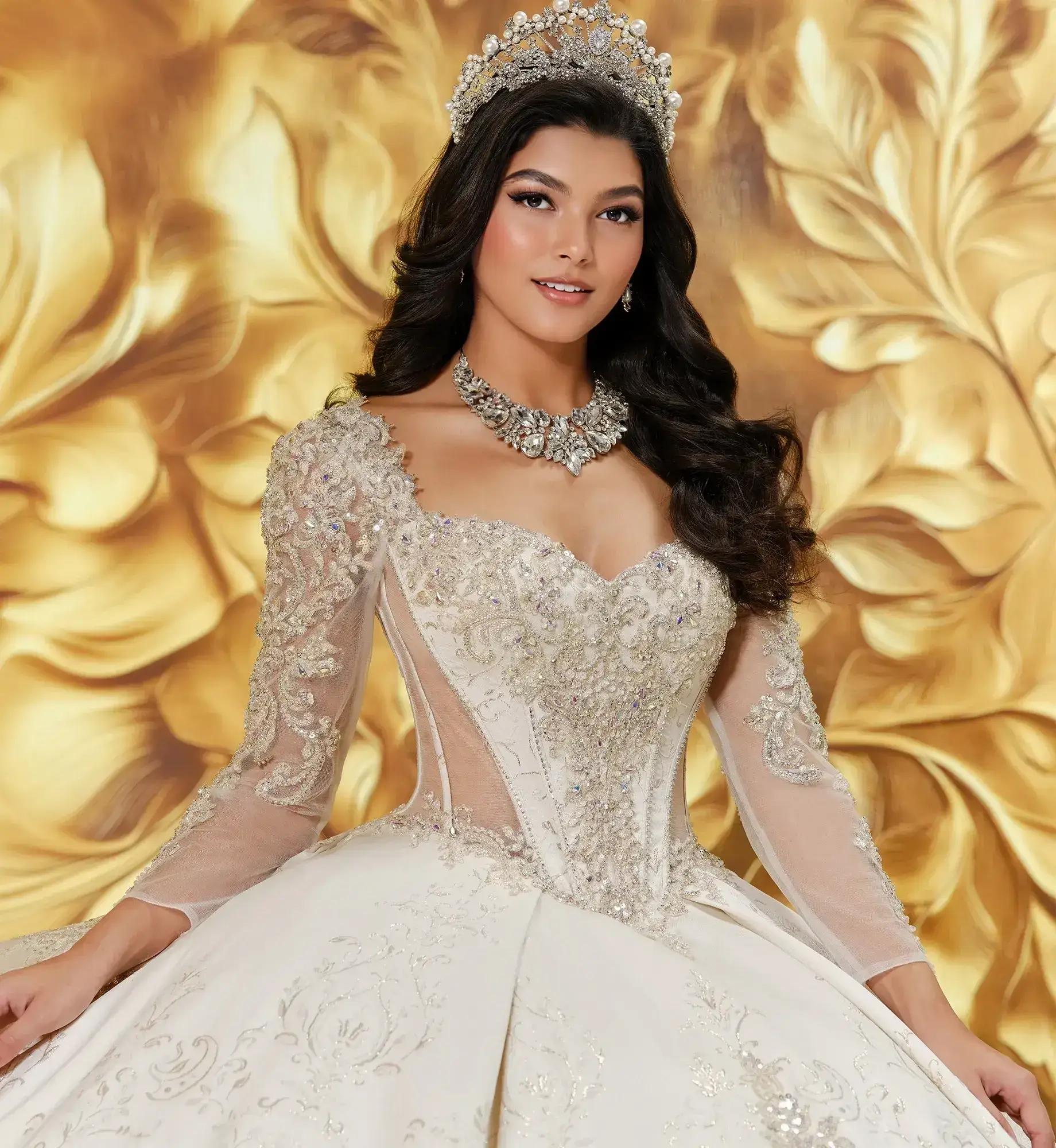 La modelo luce un vestido de quinceañera dorado claro de manga larga.