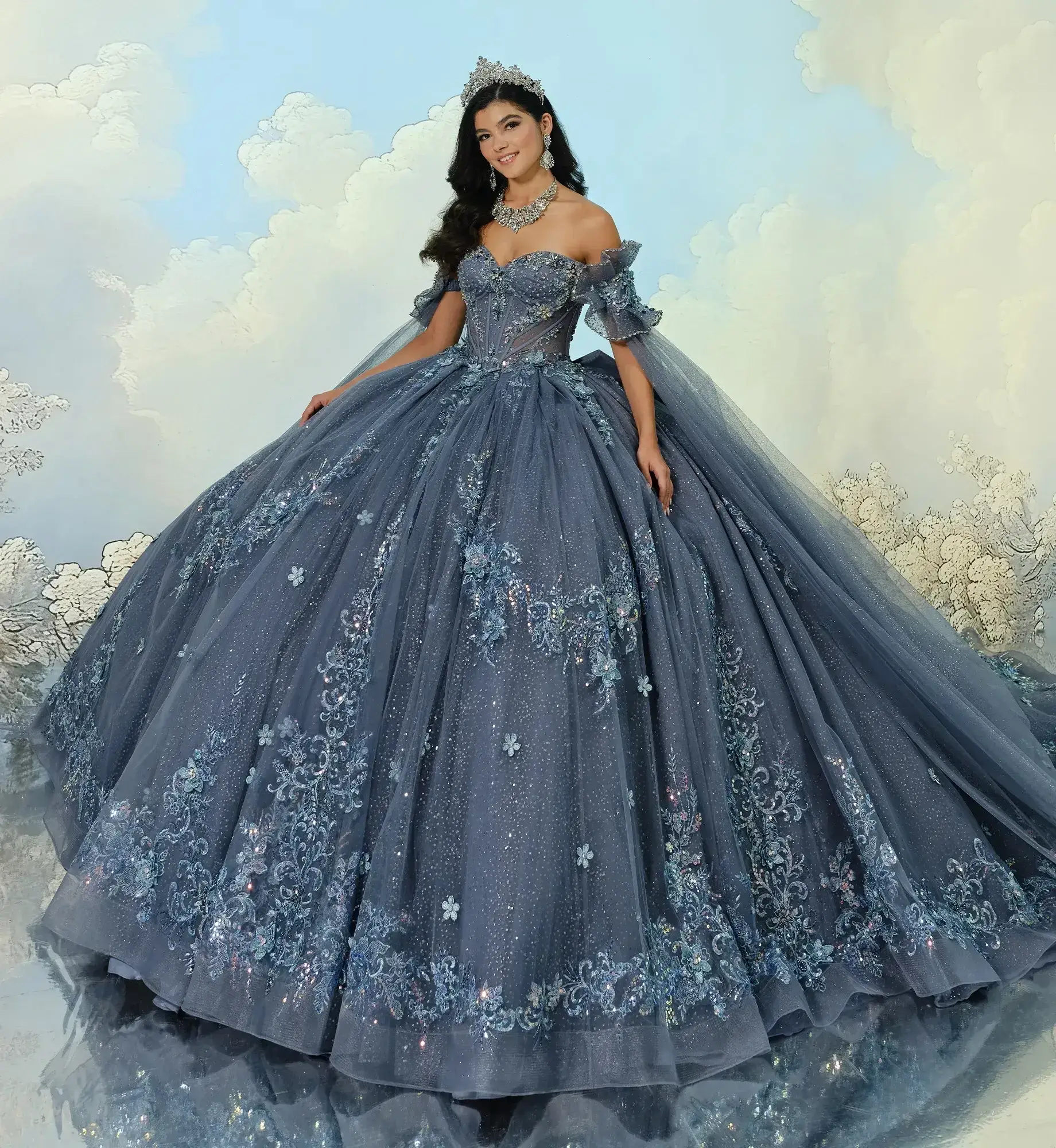 La modelo luce un vestido de quinceañera con un corte de gala color pizarra.