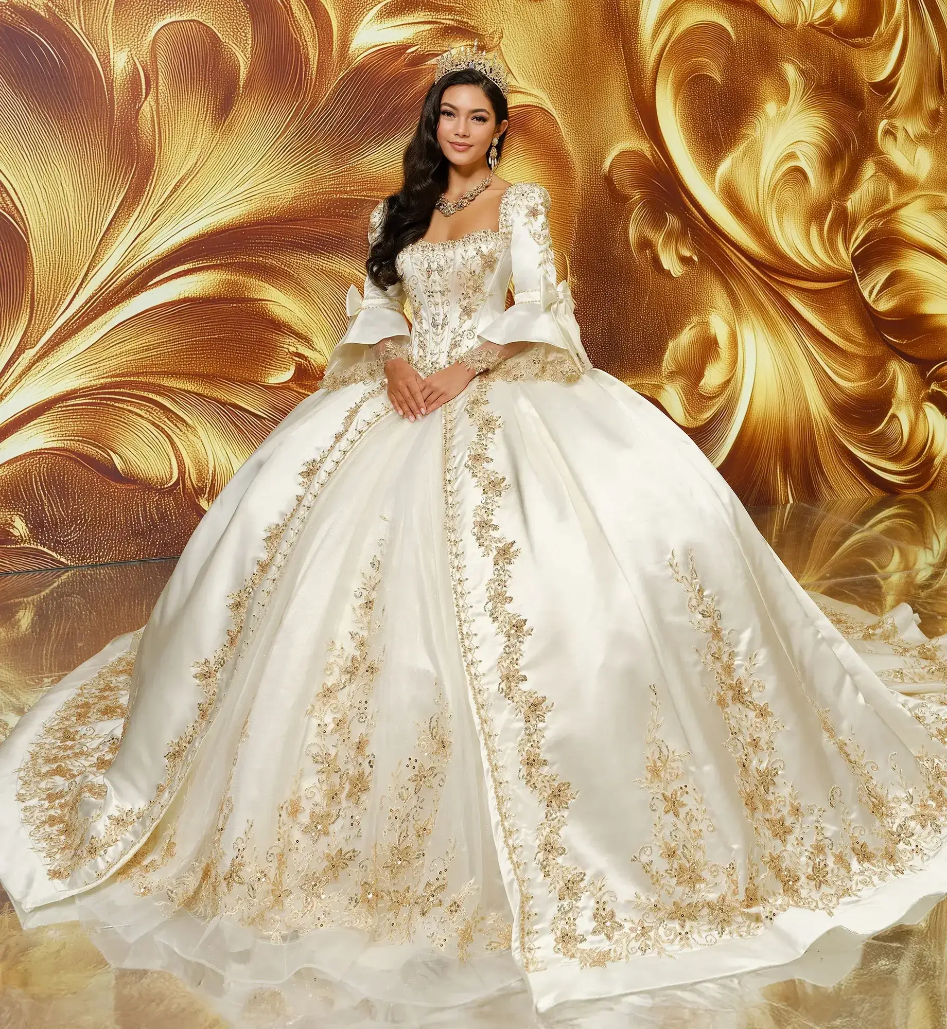 La modelo luce un vestido de quinceañera dorado sin tirantes y con chaqueta tipo corsé.