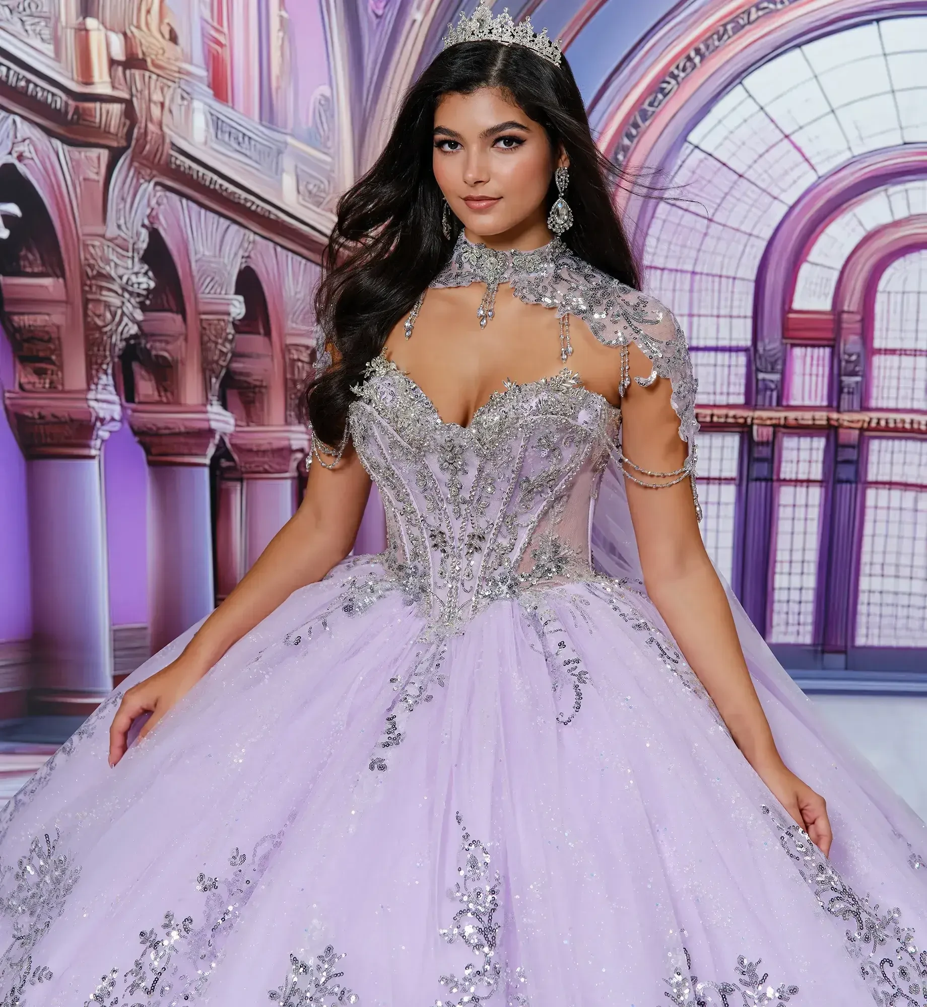 Mujer elegante con un brillante vestido de fiesta lila con adornos plateados, luciendo una tiara y pendientes de ara&ntilde;a, de pie en una gran habitaci&oacute;n ornamentada.