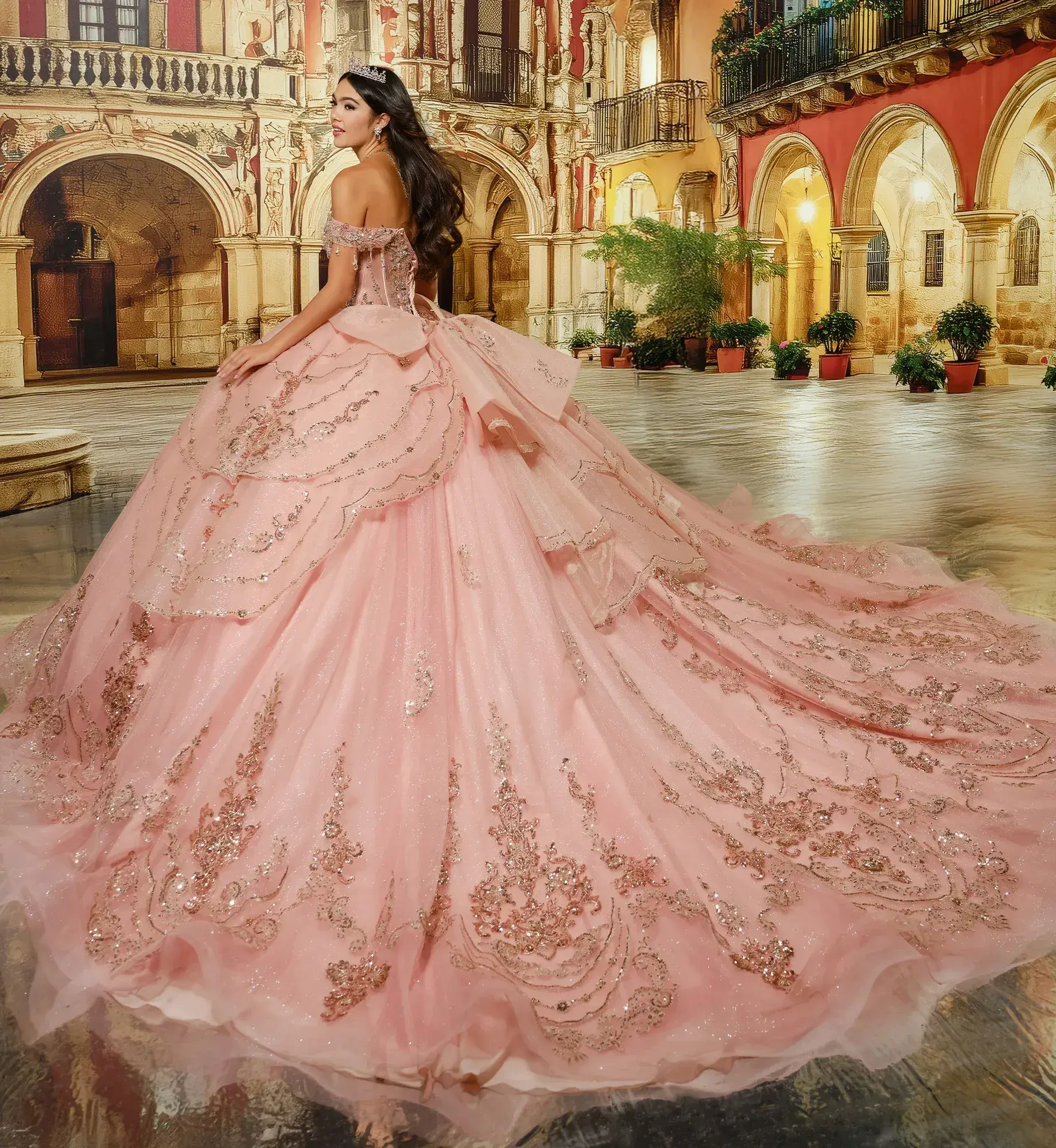 Una mujer con un lujoso vestido de gala rosa con intrincados adornos se yergue en un patio ornamentado. La elegante escena transmite romance y grandeza.