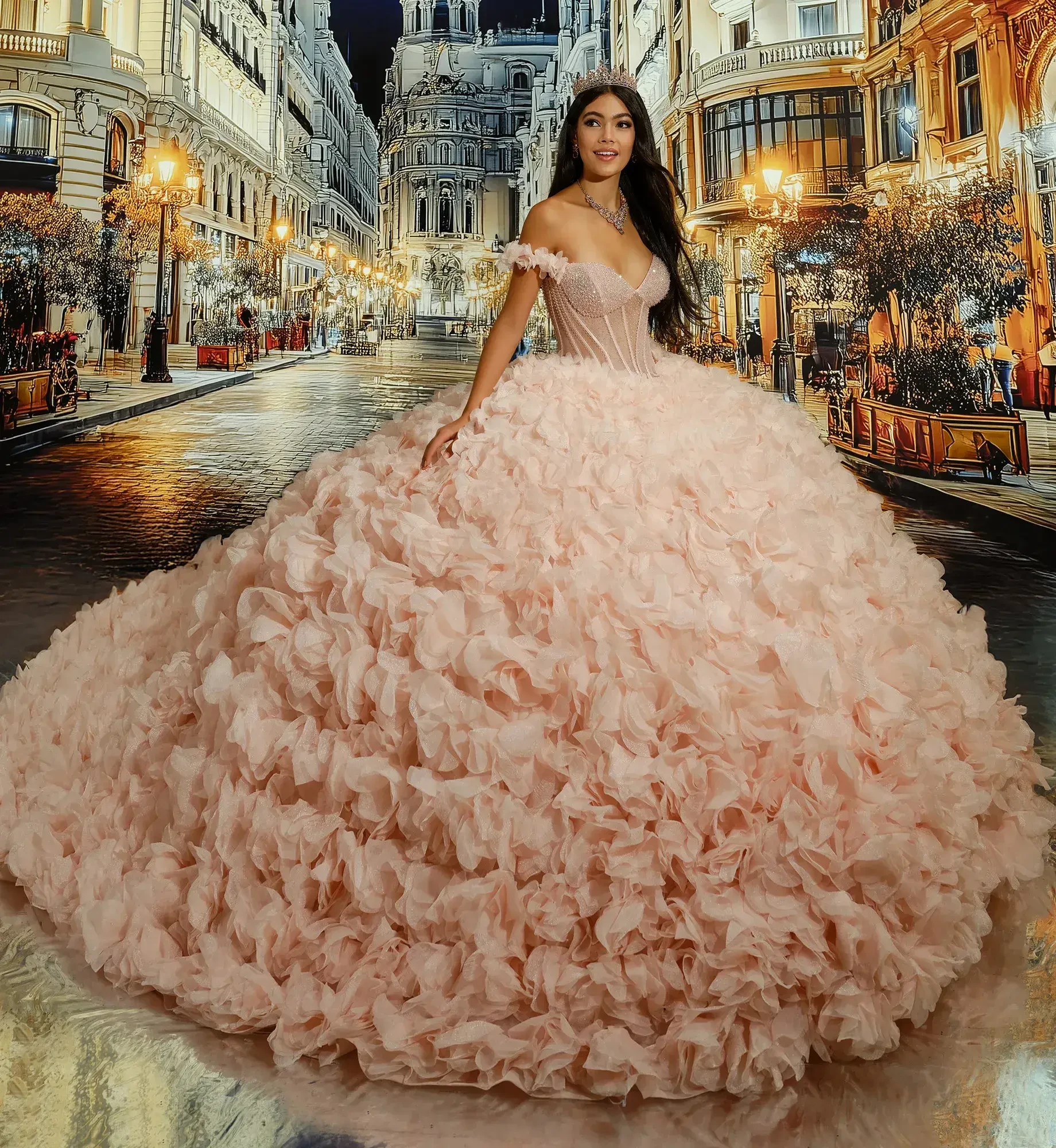 Una mujer con un voluminoso vestido de gala rosa se yergue en una calle adoquinada con edificios ornamentados. La escena es elegante y rom&aacute;ntica, con c&aacute;lidas farolas.