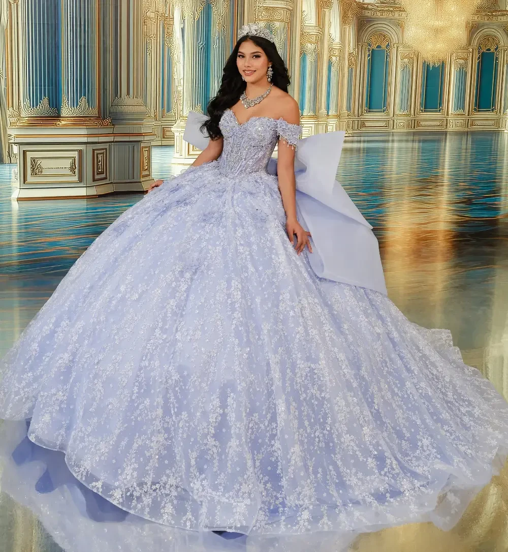 La modelo lleva un vestido de novia color lila claro con escote de hombros descubiertos.