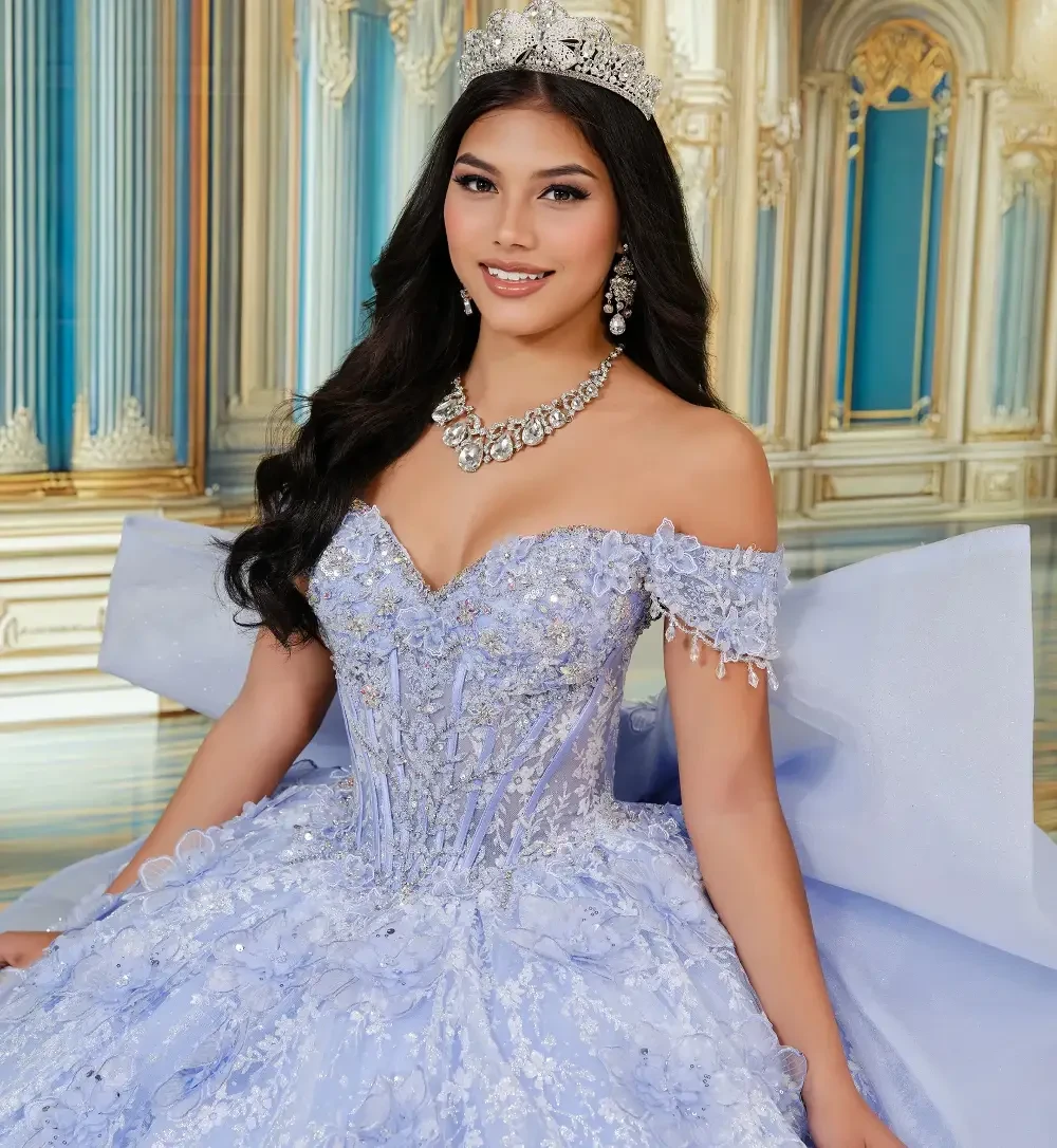 La modelo lleva un vestido de novia color lila claro con escote de hombros descubiertos.