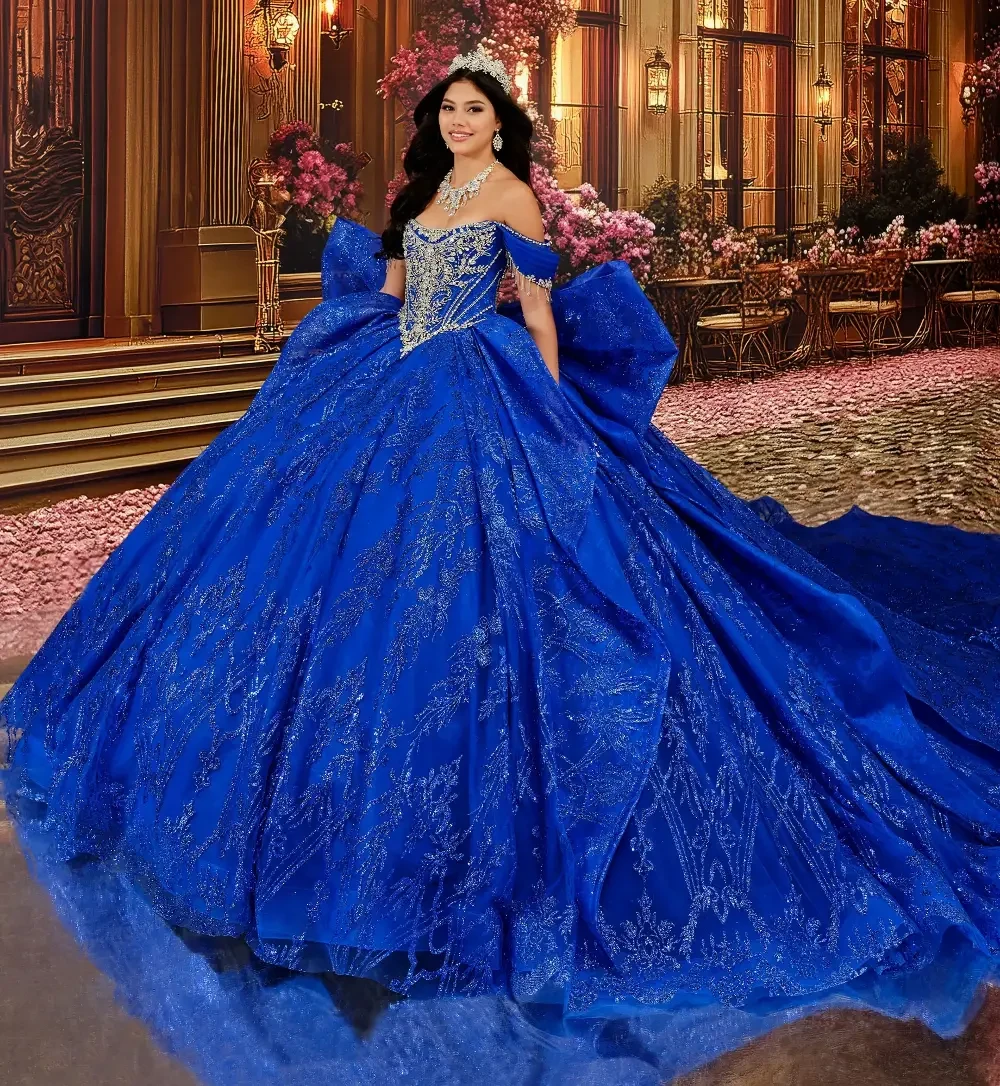 La modelo lleva un vestido de quincea&ntilde;era azul rey con hombros descubiertos.