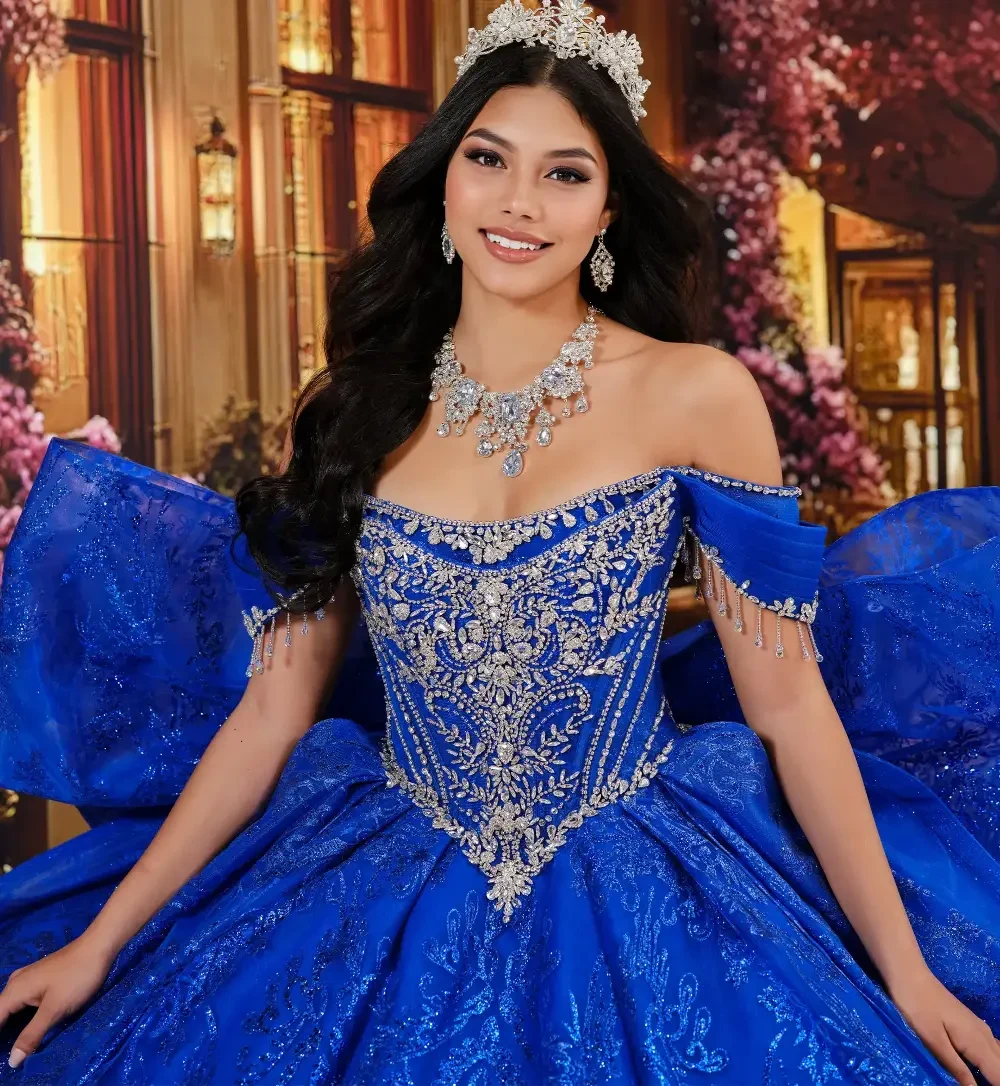 La modelo lleva un vestido de quincea&ntilde;era azul rey con hombros descubiertos.