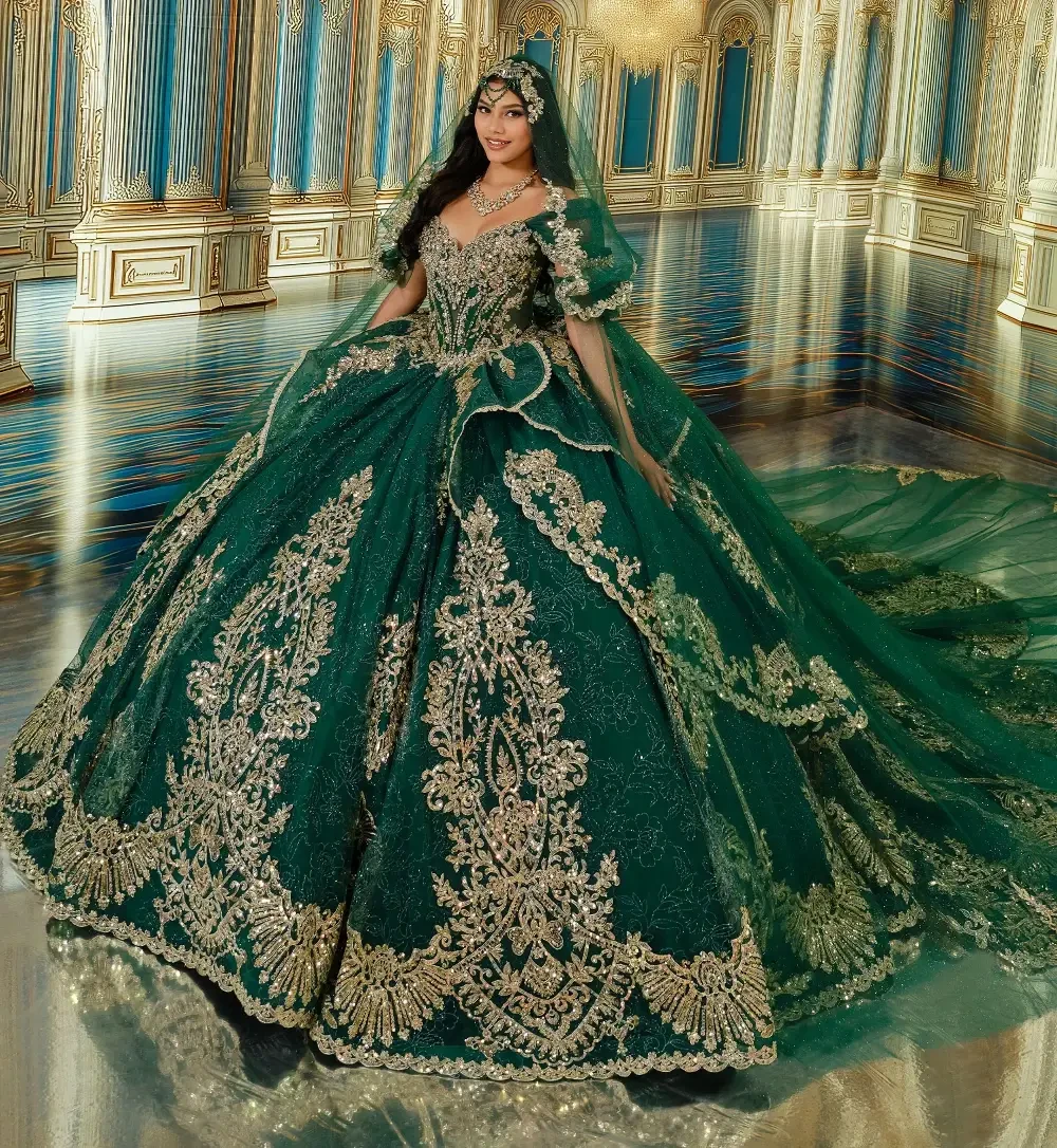 Una mujer vestida con un elegante traje verde adornado con intrincados detalles dorados, de pie en un entorno interior elaborado.