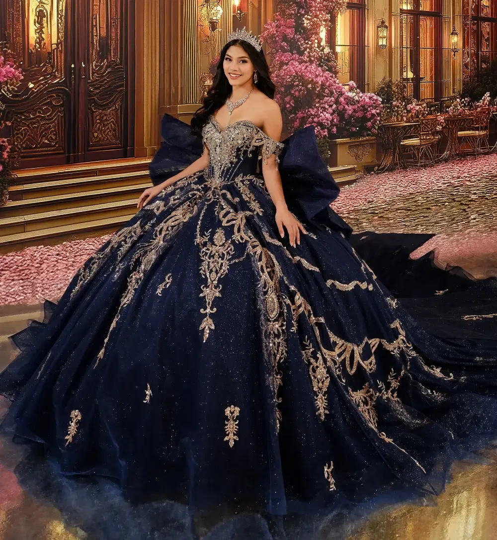 La modelo lleva un vestido de quincea&ntilde;era negro con hombros descubiertos.
