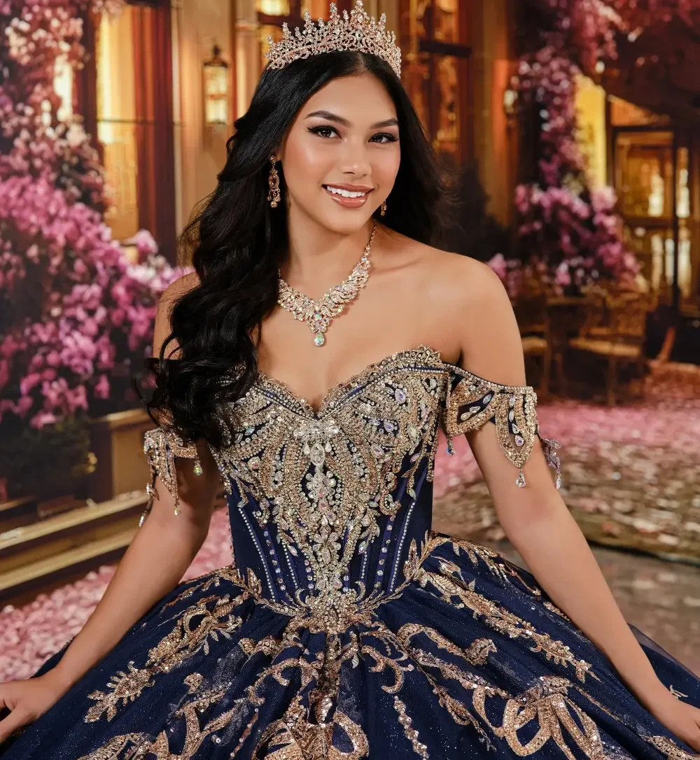 La modelo lleva un vestido de quincea&ntilde;era negro con hombros descubiertos.
