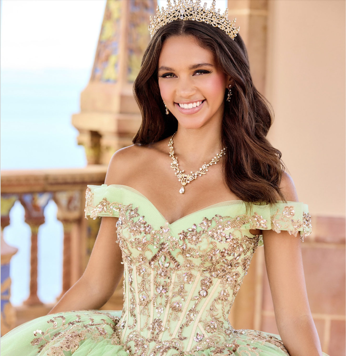 La modelo lleva un vestido de quinceañera degradado en verde lima y sorbete