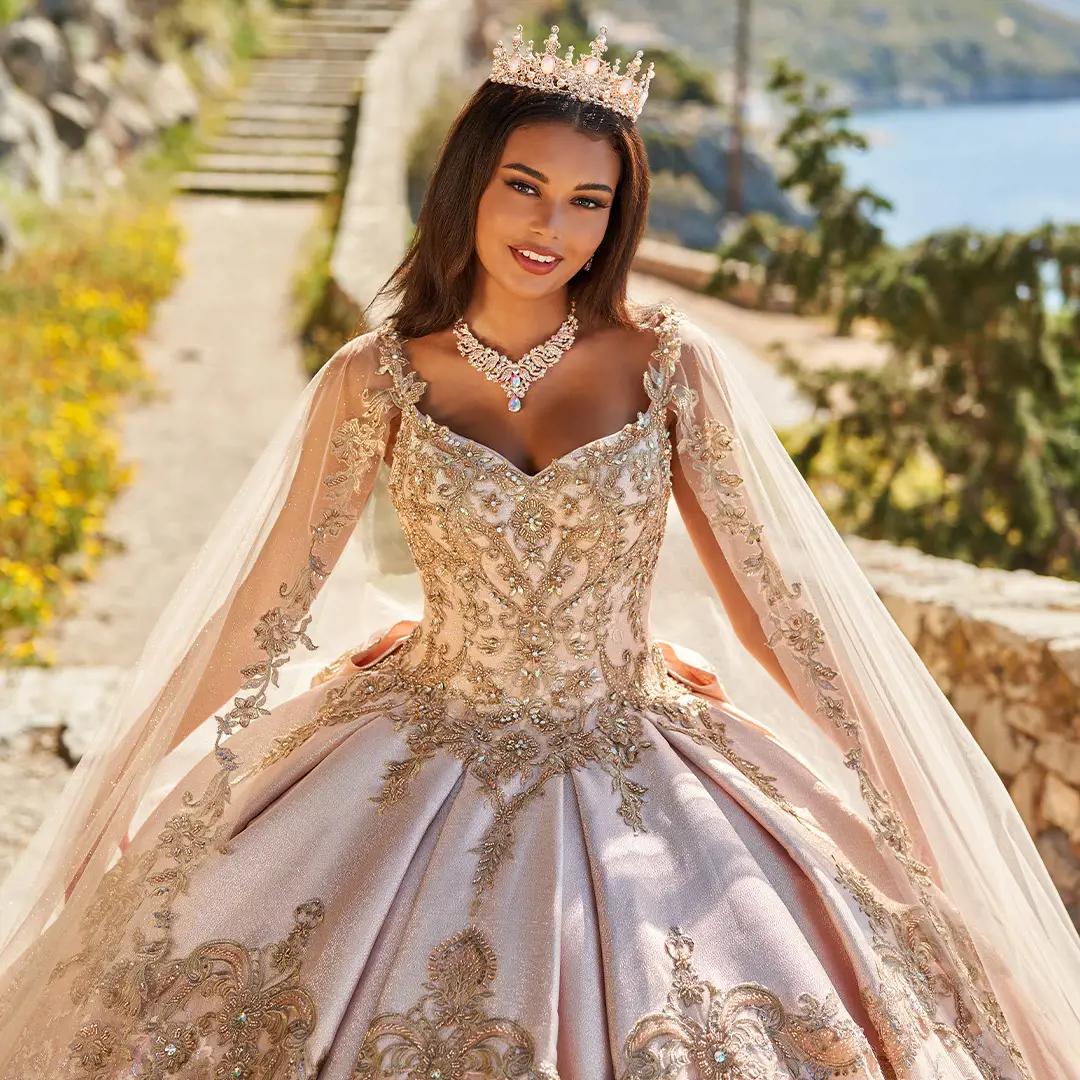 Modelo con vestido de quinceañera Princesa by Ariana Vara en oro rosa