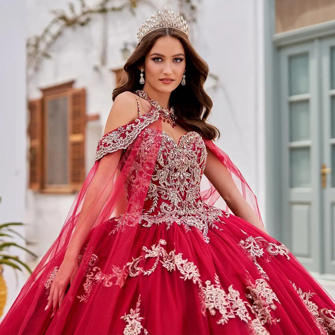 Modelo con vestido rojo de quinceañera Princesa by Ariana Vara