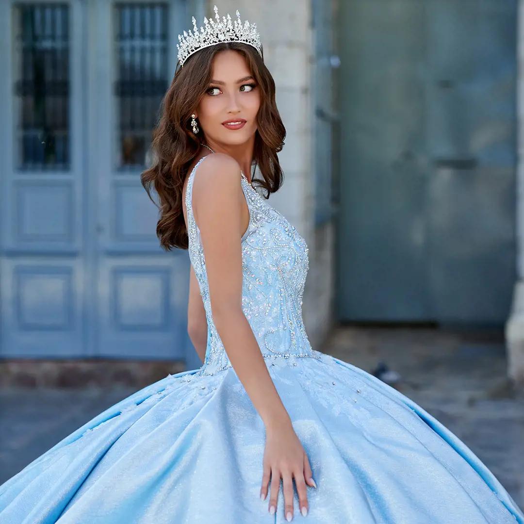 Modelo con vestido de quinceañera azul claro de Princesa by Ariana Vara