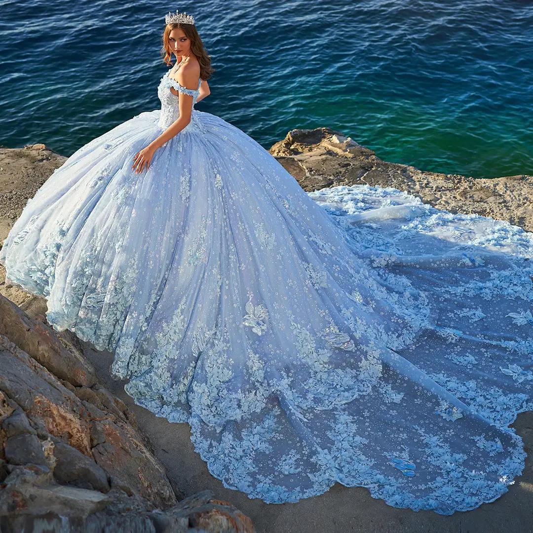 Modelo con vestido de quinceañera azul claro de Princesa by Ariana Vara