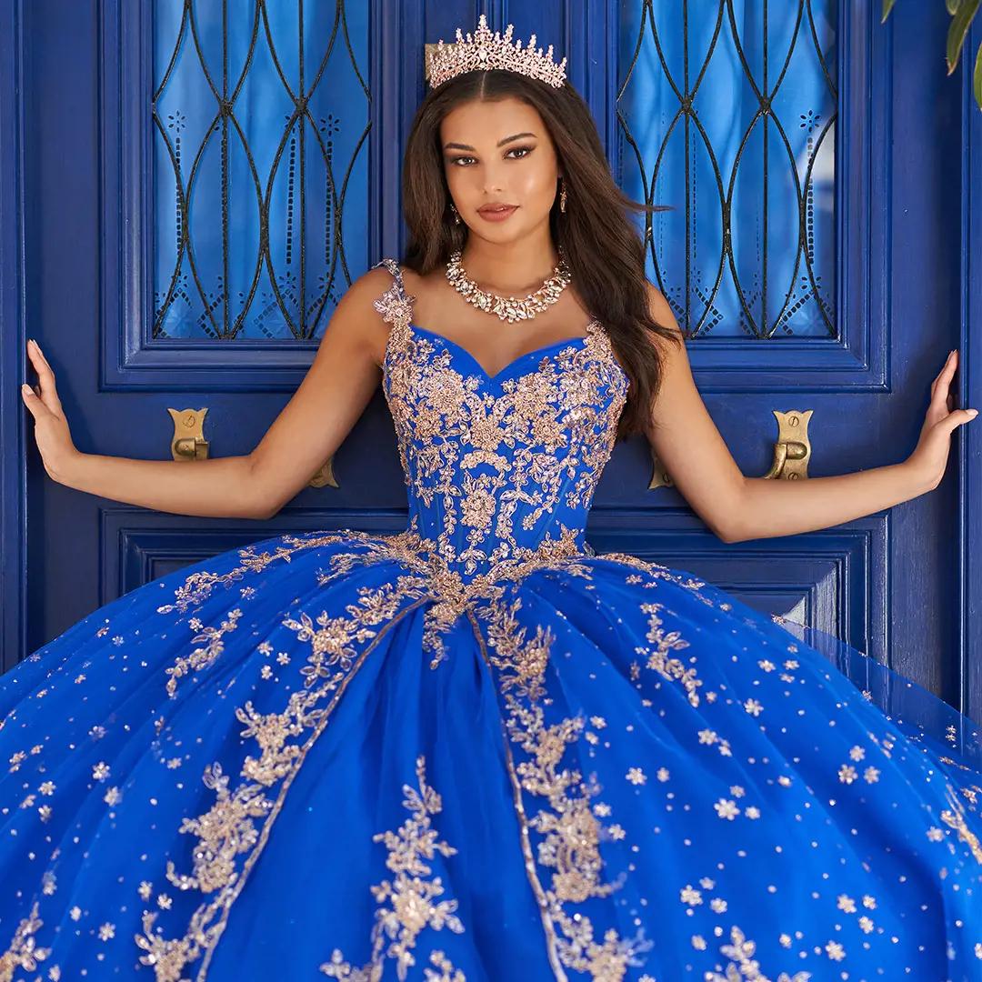 Modelo con vestido de quinceañera Princesa by Ariana Vara azul royal