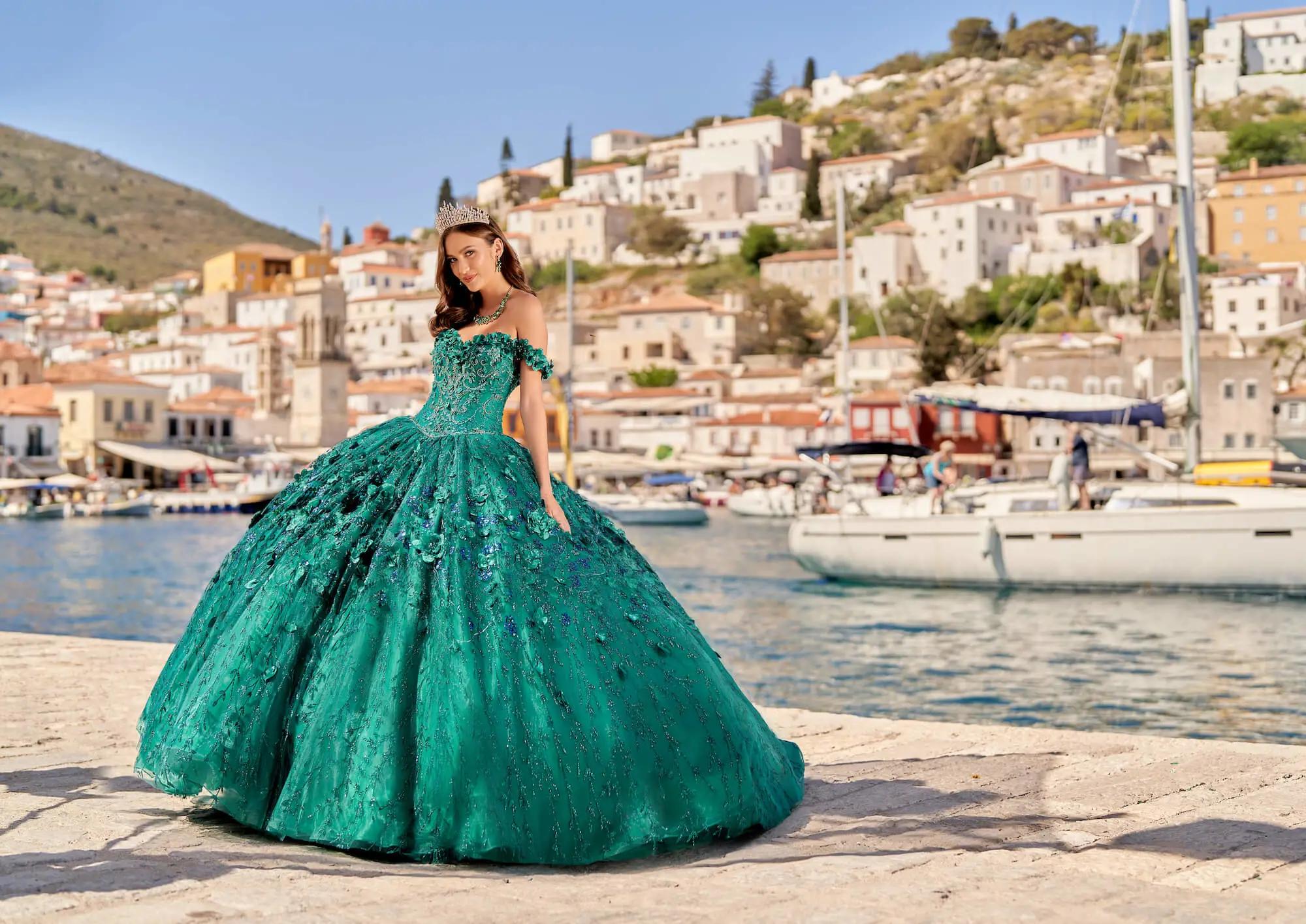 Modelo con vestido de quinceañera Princesa by Ariana Vara color jade dorado